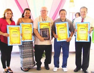 Samuel Santos, Javier Parjam, Melvin Egan, Larisa Prieto y Elisa Castro, algunos de los miembros de la sociedad teleña que recibieron reconocimientos.