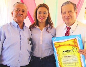 El doctor Samuel Santos, Milton Castillo, exalcalde de Tela y Cristina Castillo.