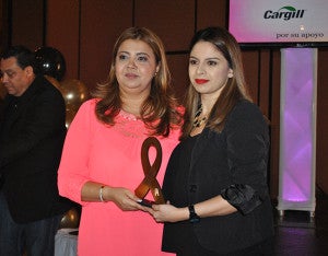 Elena Dionisio, Coordinadora de Mercadeo de City Mall en esta ciudad recibió el reconocimiento para fundación Lady Lee. 