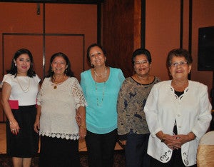 Ester Amaya, Orania Pineda, Rosa Abadie, Leyli de Alvarado y Nanda de Menjivar damas voluntarias del Comité Femenino de Apoyo a la Liga contra el Cáncer.