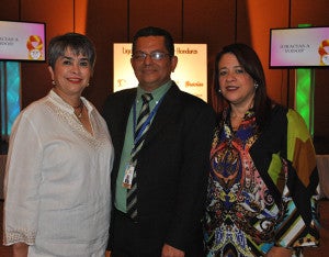 Linda Coello y Johanna Rosenthal en representación de Cepudo junto al doctor Manuel Maldonado. 