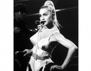 Blond Ambition World Tour (1990) Su gira más polémica también es la más icónica y la que introdujo el concepto de teatralidad al pop, dividiendo los segmentos en actos. La gira logró recaudar un total de $65.700.000 de dólares.