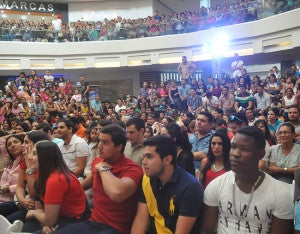 La plaza central del Mall Multiplaza lució repleta, el público no se perdió el show.