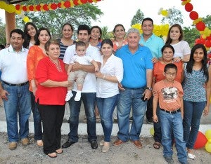 Los miembros de la familia López y la familia Castellón en la fiesta de cumpleaños de Sebastián Ricardo.