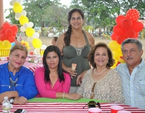 Farah Robles, Dunia Guevara, Tatiana Fuschich y Suyapa y Basilio Fuschich.