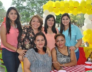 Victoria y Lourdes Alemán, Marta, Skarleth y Sandra Argueta y Maribel Urbina.