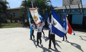 Alzadas las banderas de las distintas repúblicas.