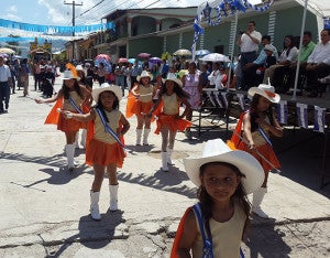 Las chiquitinas soprendieron a todos con su tipo de vestuario.