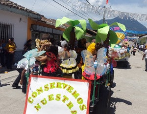 Bellas damitas adornando las carrozas.