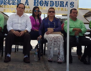 “Contento y agradecido con Dios, lo hemos hecho ya por 16 años , hemos apoyado a los centros básicos en un cien por ciento, se les ha brindado mochilas a los niños y becas a los jóvenes de excelencia académica sobre todos aquellos de escasos recurso; estuvo la Policía Nacional y preventiva en horas tempranas, aunque tuvimos problemas de energía todo salió bien, increíble cómo se han perdido los valores, los padres y maestros deben inculcar el sentimiento a la patria, cuando logremos salir del país nos daremos cuenta cuánto vale realmente nuestro Honduras” dijo Serafín Tábora, Alcalde de La Unión Copán.