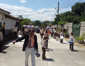 La bandas de guerra dieron lo mejor de sí en el desfile.