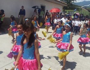 Trajes bien diseñados para las princesas del desfile.