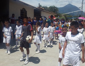 Los futbolistas no podía n faltar un evento de tanta relevancia.