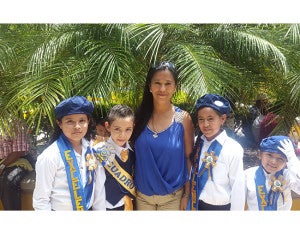 Profesora Suyapa Reyes feliz con sus muchachos en la independencia.