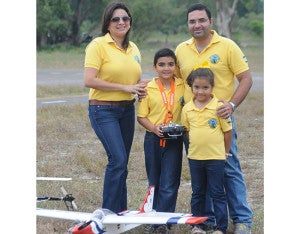 La familia apoya  a los pilotos.