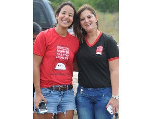 Las damas voluntarias Ana Morales y Wilda Perdomo, están agradecidas por el gesto de los miembros del club   aeromodelismo. 