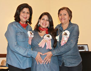 Stephanie con su madre Mayra de Ayala y su suegra Ana de Carvajal.