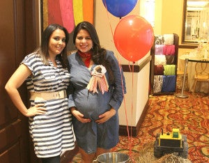 Jennie Núñez y la futura mamá Stephanie Ayala de Carvajal.