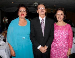 María Mejía, Farley Arita y Bertha Suazo de Arita.