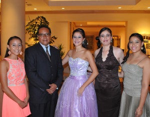 La quinceañera Fernanda Isabel Cwu con sus padres José Roberto y Giselle de Cwu y sus hermanas Paola y Alexandra Cwu.