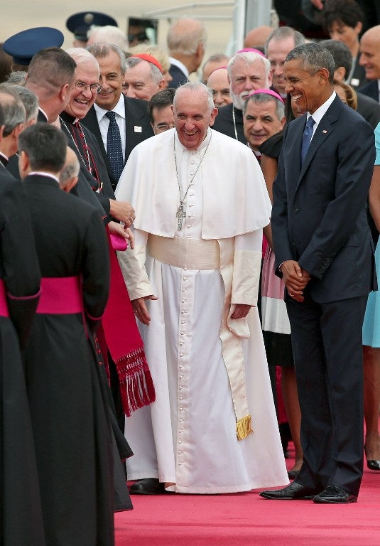 JOINT BASE ANDREWS, MD - SEPTEMBER 22: Pope Francis is escorted by U.S. President Barack Obama (R) as he greets and other political and Catholic church leaders after arriving from Cuba September 22, 2015 at Joint Base Andrews, Maryland. Francis will be visiting Washington, New York City and Philadelphia during his first trip to the United States as Pope.   Chip Somodevilla/Getty Images/AFP