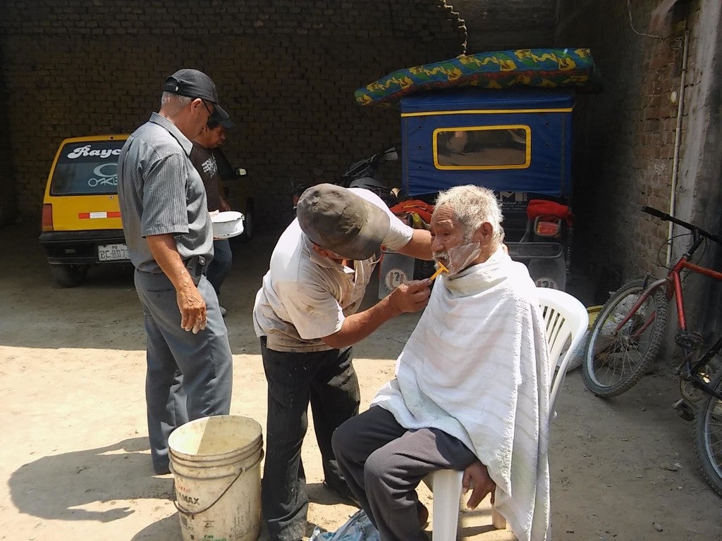 FOTOS El cambio radical de un mendigo de 83 años conmueve las redes1