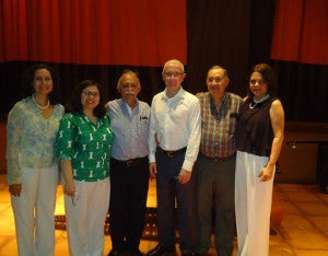 Philippe  Ardanaz posó con los miembros de la junta directiva de la Alianza Francesa de San Pedro Sula.