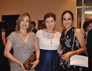 Carina de Argueta, Karla Hidalgo y Carina Argueta.