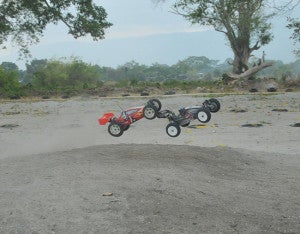 Estos carritos alcanzan gran velocidad durante las competencias. Los pilotos lo manejan a control remoto con maestría. 