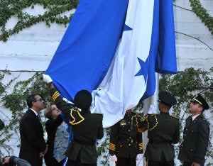 La Sra. Marta Susana Prieto de Oviedo izó la Bandera Nacional.