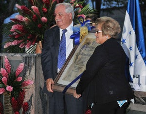 La homenajeada recibió un pergamino de manos del Sr. Miguel Torrebiarte, agradeciendo este reconocimiento que es un mensaje que quedará guardado en su memoria por siempre, expresó.  