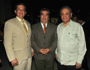 Los señores José Manuel Pineda, Luis Ferraté y Napoleón Larach, presentes en la velada. 