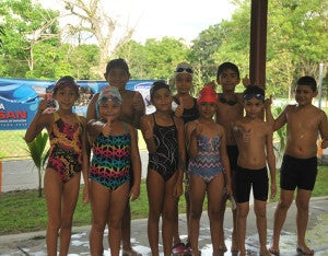 Estos pequeños se muestran entusiasmo por hacer su debut en la natación.