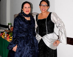 Carol Bulnes y Cinthia Lavaire.