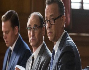 “BRIDGE OF SPIES” Siempre que Steven Spielberg se coloca detrás de la cámara hay expectación. Y el cineasta ha decidido volver a contar con uno de sus actores favoritos, Tom Hanks, para adentrarse en el mundo de la guerra fría con “El puente de los espías”, la historia de un abogado reclutado por la CIA que lleva la firma de los hermanos Ethan y Joel Coen en el guion. Estreno programado para el 16 de octubre.