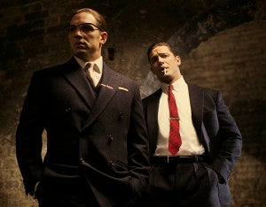 “LEGEND” Precisamente Tom Hardy es el protagonista de este biopic sobre los hermanos gemelos Reggie y Ronald Kray, unos conocidos delincuentes que se dedicaban al robo, la extorsión y el secuestro en los años cincuenta y sesenta en Londres. En “Legend” el intérprete británico afronta el desafío de encarnar a los gemelos y lo hace bajo la dirección de Brian Helgeland, guionista de “Mystic River”. El estreno está programado para el 2 octubre.