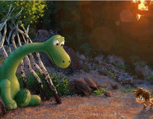 “THE GOOD DINOSAUR” Tras encandilar a la crítica con “Inside Out”, los estudios Pixar lanzarán antes de la Navidad una historia para el deleite de los más pequeños y que no decepcionará a los adultos que los acompañan: “The Good Dinosaur” (El viaje de Arlo), protagonizada por un Apatosaurus, un simpático dinosaurio que se hace amigo de un humano. La historia se plantea qué habría sucedido si los dinosaurios no se hubieran extinguido. Fecha tentativa de estreno 26 de noviembre.