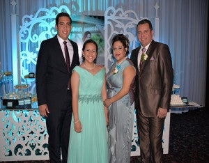La agasajada junto a sus padres, Héctor y Cinthya Aguilar y su hermano Héctor. 