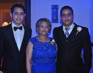 Leticia Rivera junto a sus hijos, Marlon y Fabricio Quiteño. 