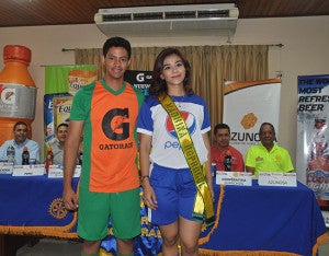 Estos son los uniformes que lucirán los dos equipos que se enfrentarán en el Roprogol: Los Bananeros (verde-Anaranjado) y Los Maquileros (Azul y blanco).