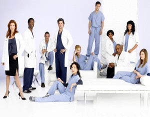 GREY’S ANATOMY Quienes siguen el día a día del Grey Sloan Memorial Hospital ya saben que los médicos de Grey’s Anatomy continúan enfrentándose a difíciles situaciones y a las más duras adversidades. Después de la partida de Cristina Yang (Sandra Oh) y las decisiones que debe tomar Meredith (Ellen Pompeo), durante la temporada 11 los médicos de Seattle seguirán sobrellevando el drama, el amor y sus propios temores.