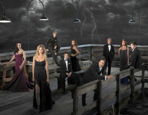 REVENGE Los seguidores de Revenge serán testigos de la cuarta y última temporada de esta serie dramática creada por Mike Kelley e inspirada en la novela de Alexandre Dumas, El Conde de Montecristo. En esta entrega llega el duelo final entre Emily Thorne (Emily VanCamp) y Victoria Grayson (Madeleine Stowe) y los espectadores descubrirán si el antiguo amor de David Clarke (James Tupper) por Victoria es mayor que aquel que le tiene a su propia hija, Amanda (Emily VanCamp).