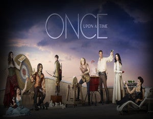 ONCE UPON A TIME En la temporada 4 de Once Upon a Time -serie creada por Adam Horowitz (Lost) y Edward Kitsis (Tron: Legacy de 2010)- los amantes de los cuentos de hadas podrán ver visitas inesperadas en Storybrooke. Los personajes de Frozen: una aventura congelada llegarán a la ciudad costera poblada por seres fantásticos. Sin embargo, una villana será capaz de poner a las hermanas Elsa y Anna una contra la otra. La serie es protagonizada por Ginnifer Goodwin (Blancanieves/Mary Margaret Blanchard), Jennifer Morrison (Emma Swan), Lana Parrilla (La Reina Malvada/Regina Mills) y Josh Dallas (El Príncipe James/David y David Nolan).