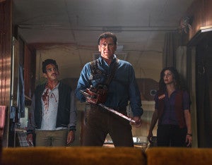 Ash vs. Evil dead Serie basada en la película Posesión infernal que volverá a reunir a Bruce Campbell y Sam Raimi, protagonista y director, de la trilogía cinematográfica. La serie promete continuar con la mezcla de terror y comedia. Estreno: 31 de octubre. Por el canal Fox Action.