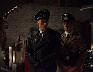 The Man in The High Castle Basada en la novela de Philip K. Dick, está escrito por Frank Spotnitz y dirigida por David Semel. Explora una realidad alternativa de la historia, en la que la Alemania nazi y Japón salieron victoriosos de la Segunda Guerra Mundial. Estreno: 20 de noviembre, por la aplicación de streaming Amazon.