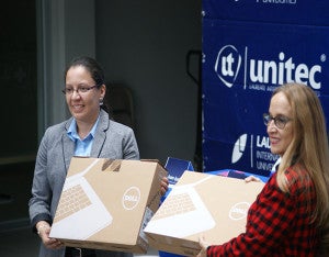 Donación de equipos de telecomunicaciones para laboratorios prácticos, su parte del evento.