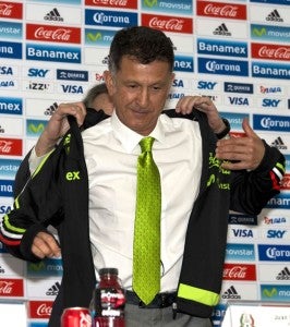 Colombian Juan Carlos Osorio wears the Mexican National football team jacket  during a press conference  in Mexico City on October 14, 2015. Osorio was announced as the new coach of the Mexican National football team. AFP PHOTO/OMAR TORRES