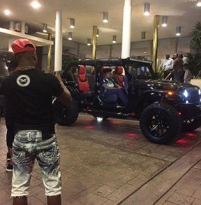 Floyd-Mayweather-buys-an-Avorza-Jeep-Wrangler