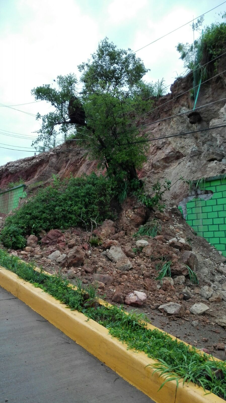 Reportan caída de muro en Residencial Paris de Tegucigalpa (2)