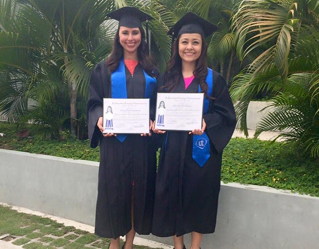 Katheryn Cruz y María José Mata, ambas licenciadas en Mercadotecnia y Negocios Internacionales.